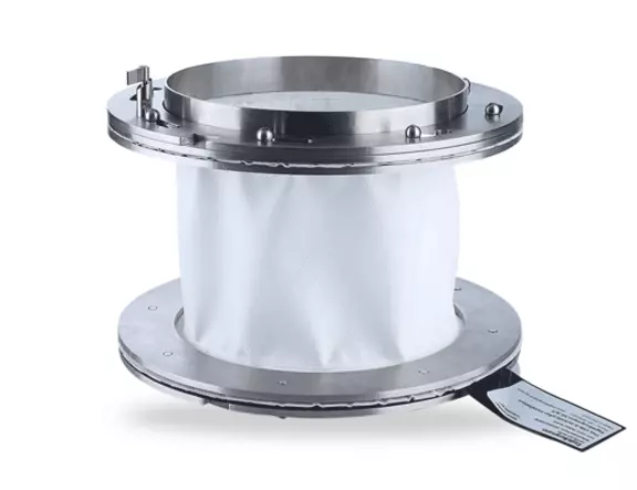 Weißer Gewebekompensator mit Metallflanschen für flexible Bewegungskompensation in hygienischen Prozess- und industriellen Rohrleitungssystemen.