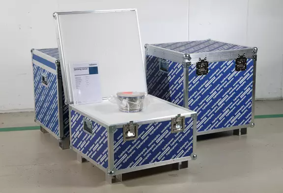 Schutz-Transportkoffer mit EagleBurgmann-Branding, einer davon geöffnet und mit einer Gleitringdichtung sowie einer Bedienungsanleitung im Inneren, vorbereitet für einen sicheren Versand und Unterstützung bei der Installation.