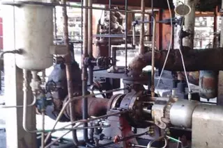 Abgedichtete Wellen einer horizontalen Pumpe im industriellen Einsatz in einer Anlage in Mexiko.