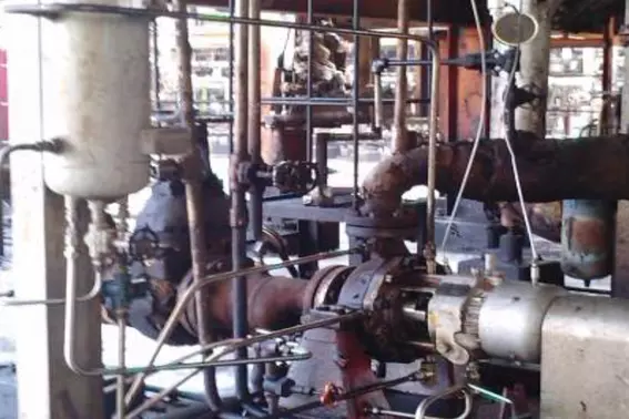 Abgedichtete Wellen einer horizontalen Pumpe im industriellen Einsatz in einer Anlage in Mexiko.