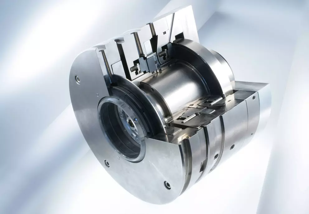 Eine Nahaufnahme einer großen, komplexen mechanischen Dichtung für Industrieanlagen aus poliertem Metall, die einen Einblick in das Innenleben und die Kammern gewährt.