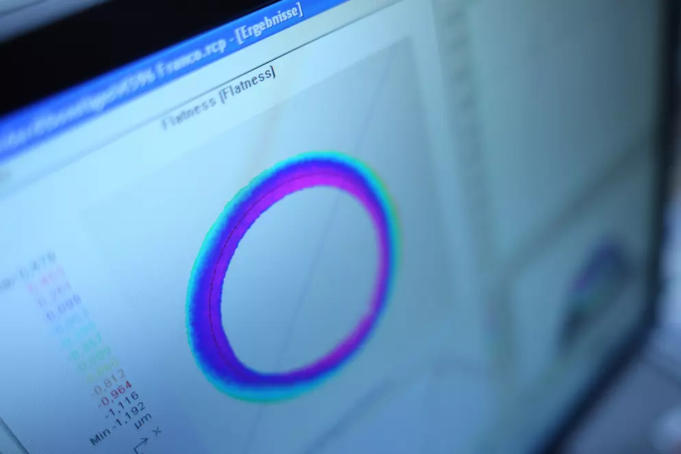 Digitale Messdaten visualisieren die Form- und Oberflächenanalyse einer industriellen Dichtungskomponente zur Qualitätskontrolle und Produktentwicklung.