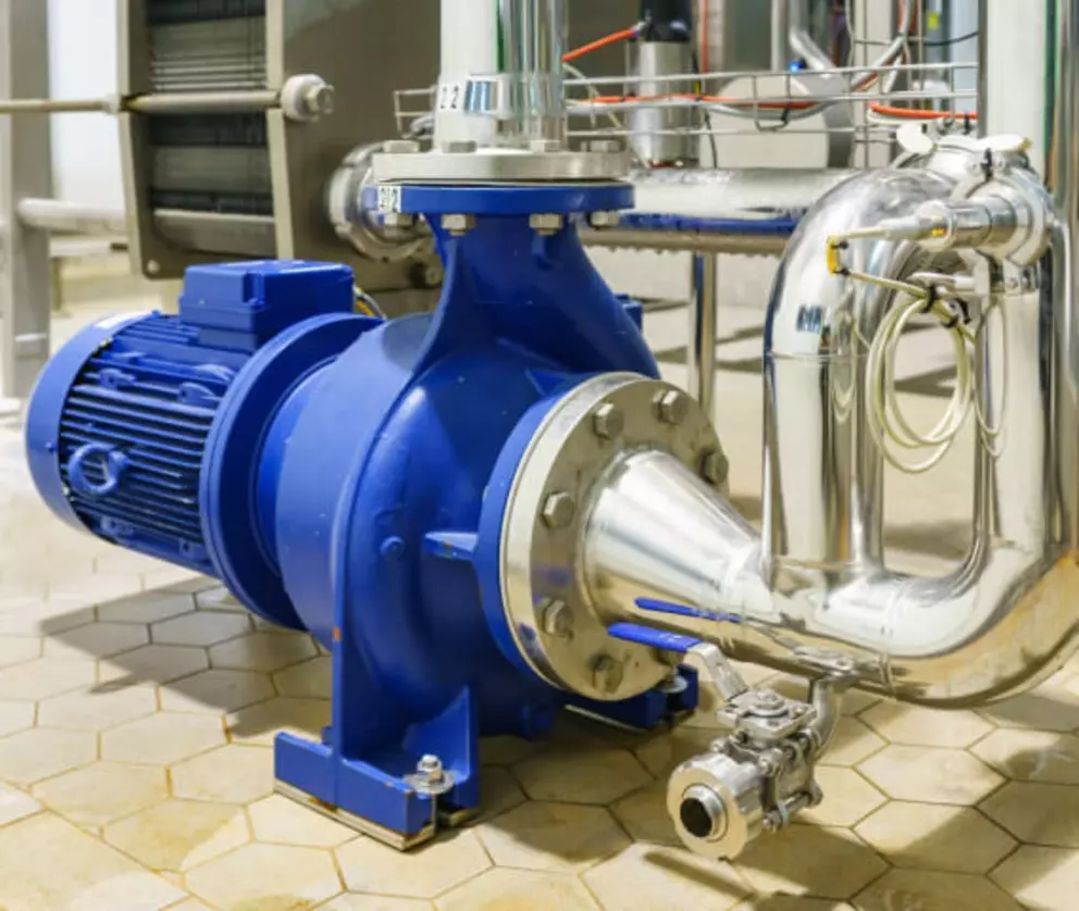 Industriekreiselpumpe mit Edelstahlrohrleitungen und Gleitringdichtungssystem für Prozessfluid-Transfer in einer Produktionsanlage.