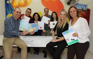 Das EagleBurgmann-Brasilien-Team präsentiert Kinderzeichnungen aus dem Projekt „Told Stories“ im Centro Infantil Boldini und unterstützt junge Krebspatienten durch Kunst und Geschichten.