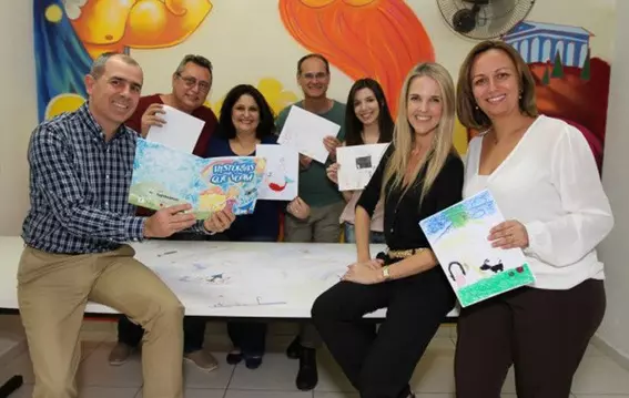 Das EagleBurgmann-Brasilien-Team präsentiert Kinderzeichnungen aus dem Projekt „Told Stories“ im Centro Infantil Boldini und unterstützt junge Krebspatienten durch Kunst und Geschichten.