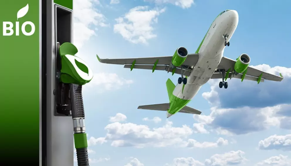 Flugzeug im Flug mit grünen Akzenten neben einer Bio-Kraftstoffzapfsäule, das nachhaltigen Flugkraftstoff (SAF) symbolisiert.