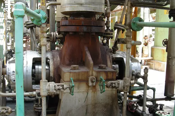 Doppelt-Gleitringdichtungen, installiert an Pumpen in einer katalytischen Crackanlage in Indien für eine zuverlässige Kohlenwasserstoffverarbeitung.