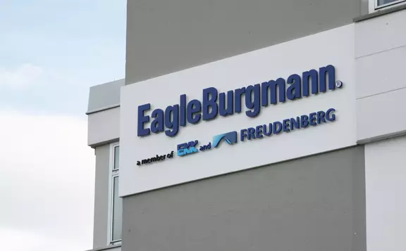 Tabliczka firmy EagleBurgmann na fasadzie budynku, podkreślająca tożsamość marki i obecność firmy w tej lokalizacji.