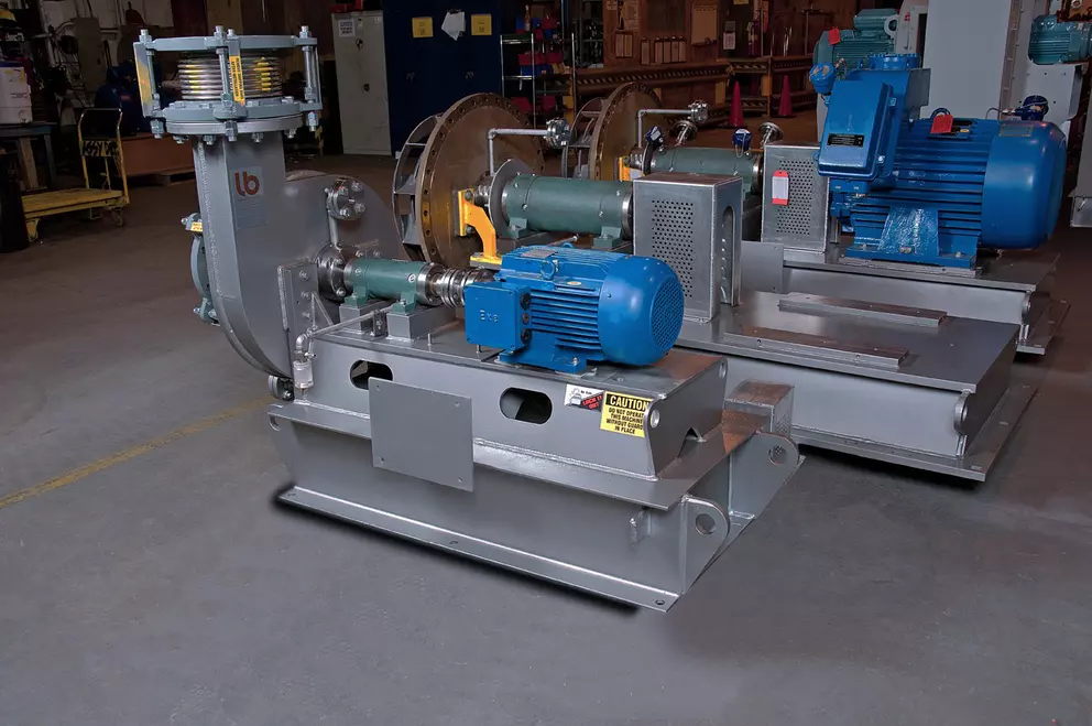 Industrielles Pumpen-Skid mit Motor- und Kupplungsbaugruppe in einer Werkstatt.