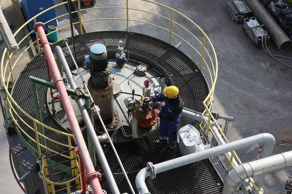 Techniker bei der Wartung einer industriellen Prozessanlage von oben