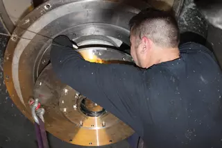 Gleitringdichtungsmontage in einem Pulpsorter in Belgien – langlebige Dichtungslösung für leistungsstarke Papierverarbeitungsanlagen.