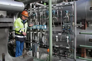 Turbokompressor mit Trockengasdichtungen und integriertem Dichtungsmanagementsystem in Deutschland, überwacht von einem Ingenieur.