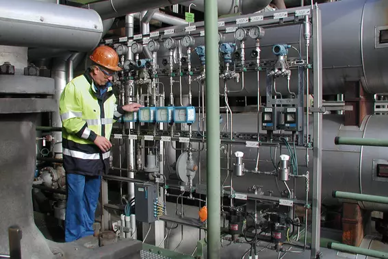 Turbokompressor mit Trockengasdichtungen und integriertem Dichtungsmanagementsystem in Deutschland, überwacht von einem Ingenieur.
