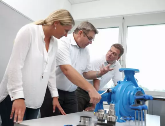 Ingenieure besprechen Pumpen- und Gleitringdichtungskomponenten in einer technischen Schulung bei EagleBurgmann.