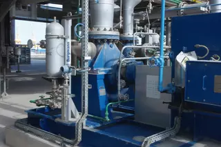 Refluxpumpen mit Doppelt-Gleitringdichtungen für zuverlässigen Betrieb in einer Industrieanlage in den Vereinigten Arabischen Emiraten.