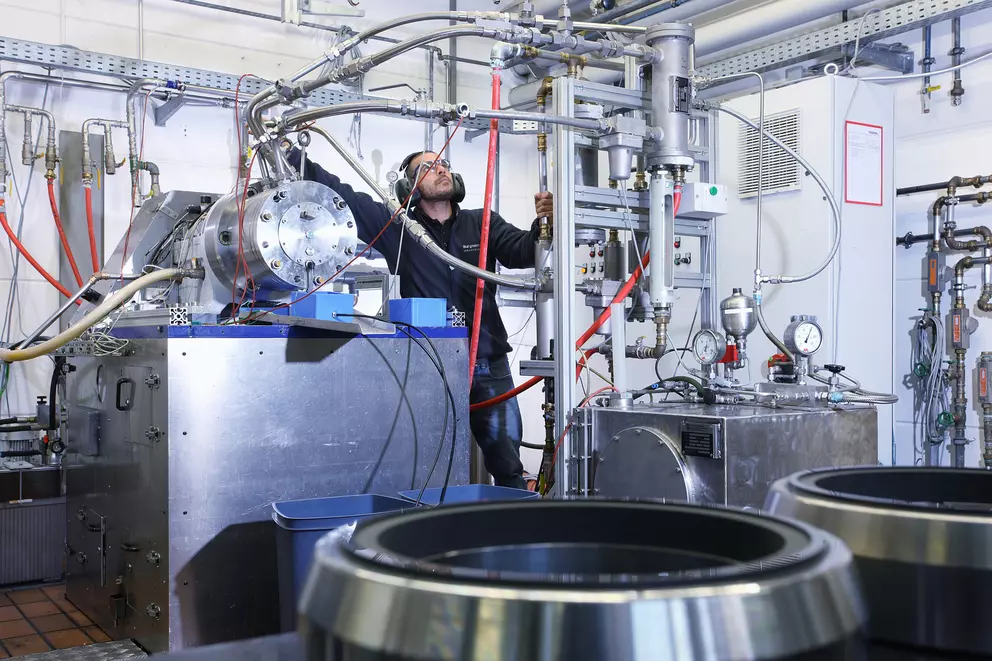 Techniker überwacht und wartet industrielle Prüf- und Versuchsanlagen für Forschung, Entwicklung und Qualitätssicherung in der Verfahrenstechnik.