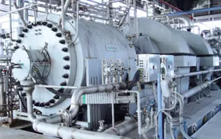 Industrie-Kompressorsystem mit moderner Dichtungstechnik für zuverlässige Gasförderung in einer chemischen Prozessanlage in Korea.