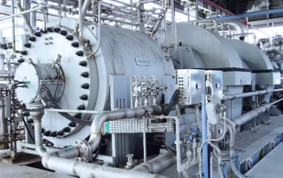 Industrie-Kompressorsystem mit moderner Dichtungstechnik für zuverlässige Gasförderung in einer chemischen Prozessanlage in Korea.