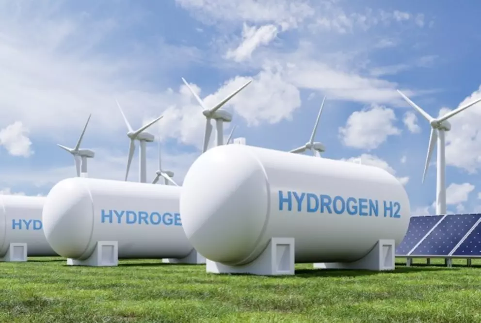 Wasserstoffspeichertanks, die durch erneuerbare Energiequellen wie Wind und Sonne betrieben werden und nachhaltige Energiesysteme unterstützen.