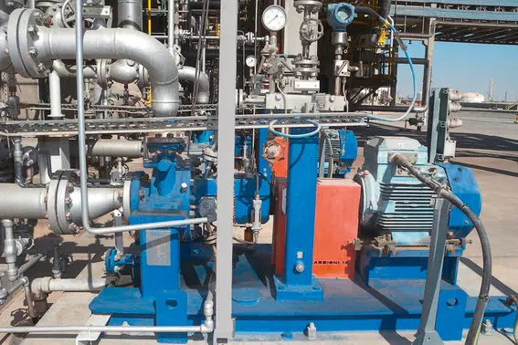 Installiertes Dichtungssystem zur deutlichen Verbesserung der MTBF bei industriellen Pumpenanlagen in den Vereinigten Arabischen Emiraten.