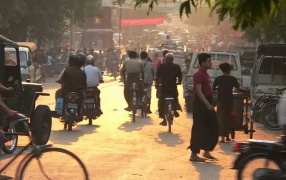Belebte Straße in Indonesien mit Motorrädern und Fahrrädern – veranschaulicht die Sicherheitsinitiative von EagleBurgmann, bei der Mitarbeitern Helme zur Verfügung gestellt werden, um Kopfverletzungen bei Verkehrsunfällen zu verhindern.