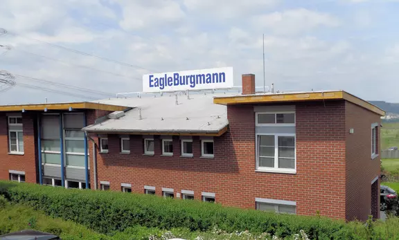 Administrativní budova společnosti EagleBurgmann s výrazným firemním nápisem na střeše nad moderní cihlovou fasádou.