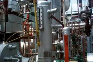 Dreifach-Gleitringdichtungslösung, installiert an einer Kreiselpumpe in einer Industrieanlage in Mexiko.
