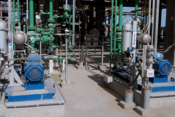 Face-to-Face-Gleitringdichtungsanordnung mit API-Piping-Plänen im Einsatz in einer Industrieanlage in den Vereinigten Arabischen Emiraten.