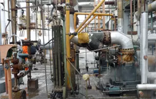 Zuverlässige Doppelt-Gleitringdichtung, installiert an Pumpenanlagen zur Kohlenwasserstoffverarbeitung in Mexiko.