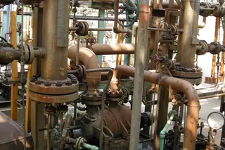 Industrielles Pumpsystem mit zuverlässiger Kohlenwasserstoffabdichtung in einer Verarbeitungsanlage in Indien.