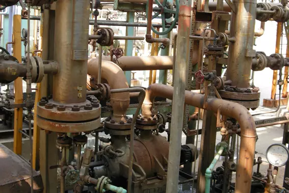 Industrielles Pumpsystem mit zuverlässiger Kohlenwasserstoffabdichtung in einer Verarbeitungsanlage in Indien.