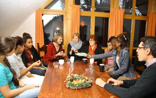 Vertreter von EagleBurgmann Deutschland treffen sich mit jungen Geflüchteten in einer Jugendhilfeeinrichtung in Wolfratshausen und unterstützen Integration sowie den täglichen Bedarf durch wohltätige Spenden.