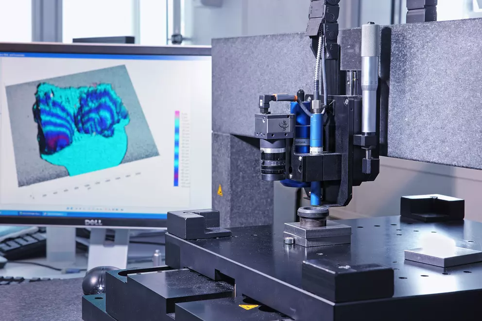 Koordinatenmessmaschine analysiert Oberflächen- und Geometriedaten einer industriellen Dichtungskomponente für Qualitätsprüfung und Präzisionsmesstechnik.