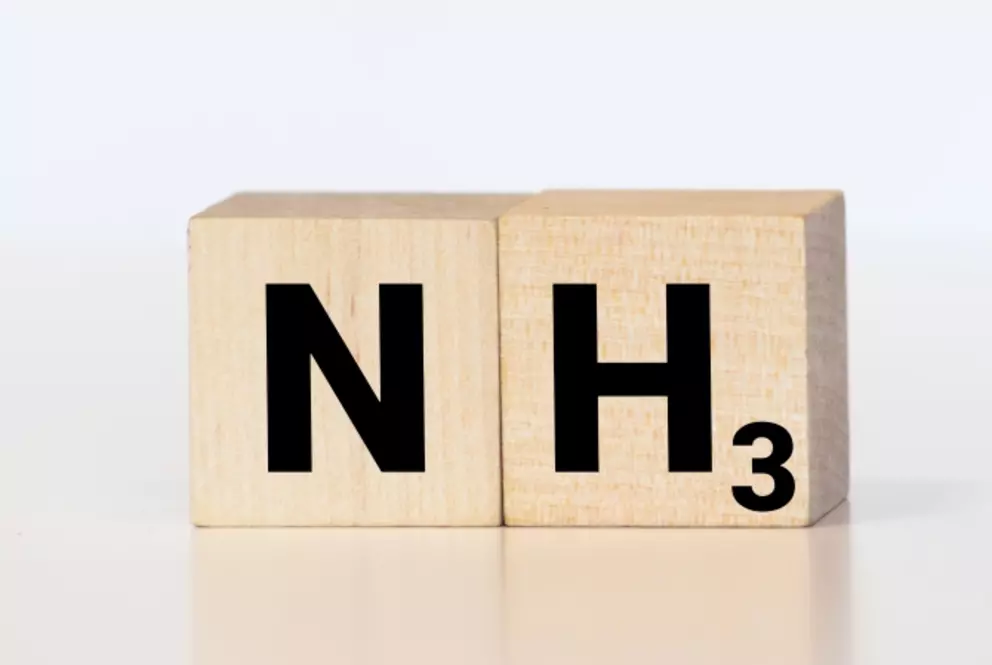 Holzblöcke, die die chemische Formel NH₃ für Ammoniak darstellen.