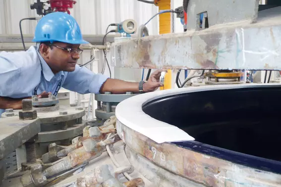 Pure PTFE seals installed on a glass-lined vessel in the United Arab Emirates, inspected by a technician for reliable chemical processing.