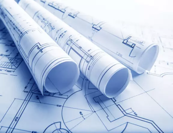 Aufgerollte Architekturpläne und technische Zeichnungen für ein Bauprojekt.