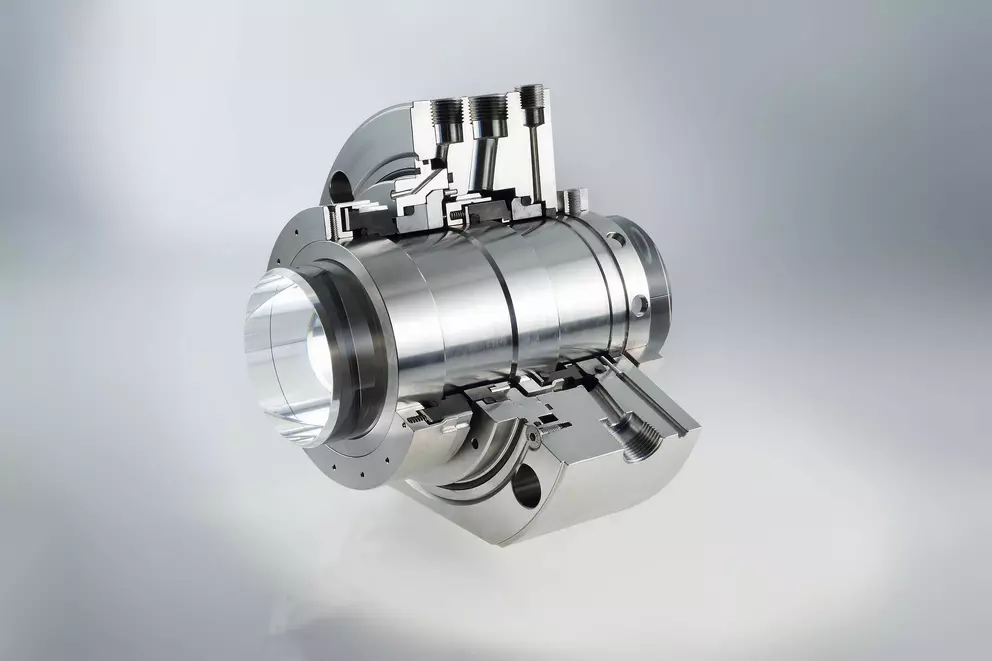 Eine detaillierte Schnittansicht einer metallischen Gleitringdichtung oder einer Flüssigkeitskupplung, die die präzisionsgefertigten Innenflächen und Gewindeanschlüsse zeigt.