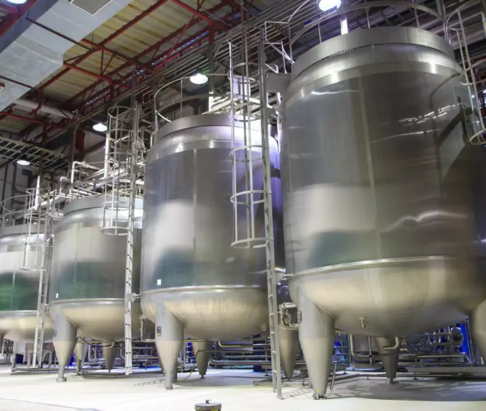 Industrielle Edelstahlspeichertanks, verwendet in Produktionsanlagen der Lebensmittel-, Getränke- oder Pharmaindustrie.