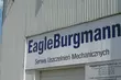 Tablica centrum serwisowego EagleBurgmann na fasadzie budynku przemysłowego w Polsce, informująca o usługach związanych z uszczelnieniami mechanicznymi oraz obecności firmy w regionie.
