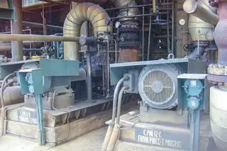 Metallfaltenbalg-Gleitringdichtungen im Einsatz in einer industriellen Destillationsanlage in Indien.