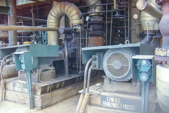 Metallfaltenbalg-Gleitringdichtungen im Einsatz in einer industriellen Destillationsanlage in Indien.