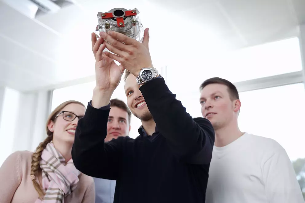 Ingenieurteam begutachtet eine industrielle Dichtungskomponente im Rahmen von Produktentwicklung, Qualitätssicherung und technischer Innovation.