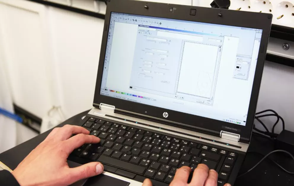 Ingenieur arbeitet mit CAD- und Konstruktionssoftware zur Entwicklung, Modellierung und Optimierung industrieller Dichtungslösungen.