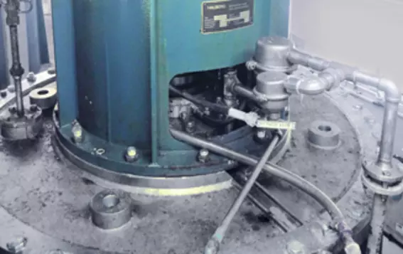Wellenabdichtung für eine Haupt-Kühlwasserpumpe in einem Kraftwerk in Deutschland für leckagefreien und effizienten Betrieb des Kühlsystems.