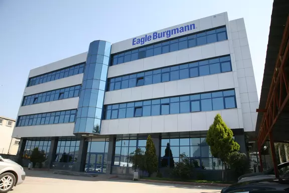EagleBurgmann şirket binası, modern cephe tasarımı ve belirgin marka tabelasıyla öne çıkıyor.