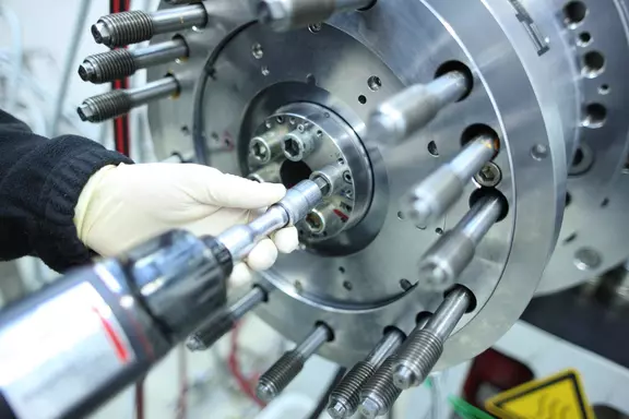 Nahaufnahme eines Technikers, der präzise Montagearbeiten an einer mechanischen Dichtung für industrielle Maschinen durchführt, um eine zuverlässige Dichtleistung sicherzustellen.