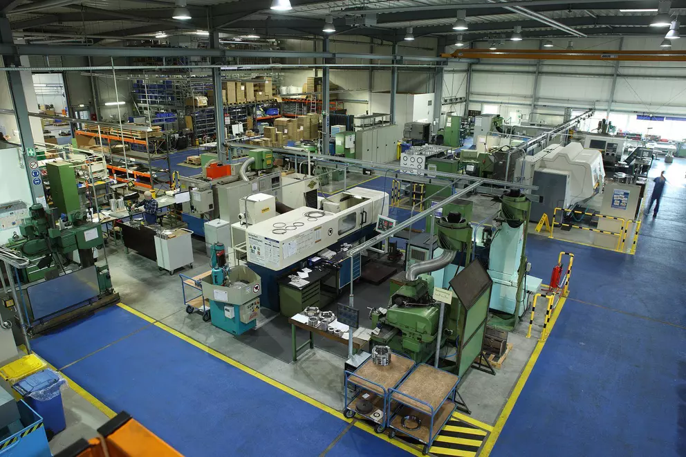 Überblick über eine industrielle Fertigungshalle mit CNC-Maschinen und Produktionseinrichtungen.