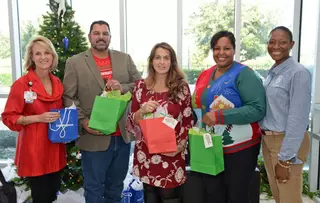 Mitarbeiter von EagleBurgmann USA überreichen Weihnachtspakete, um Schüler einer Grundschule in Houston im Rahmen laufender Gemeinschafts- und Bildungsprogramme zu unterstützen.