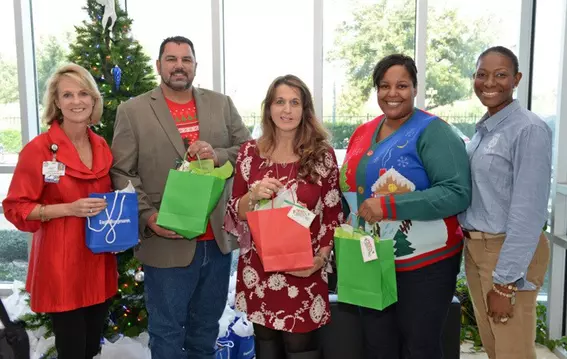 Mitarbeiter von EagleBurgmann USA überreichen Weihnachtspakete, um Schüler einer Grundschule in Houston im Rahmen laufender Gemeinschafts- und Bildungsprogramme zu unterstützen.