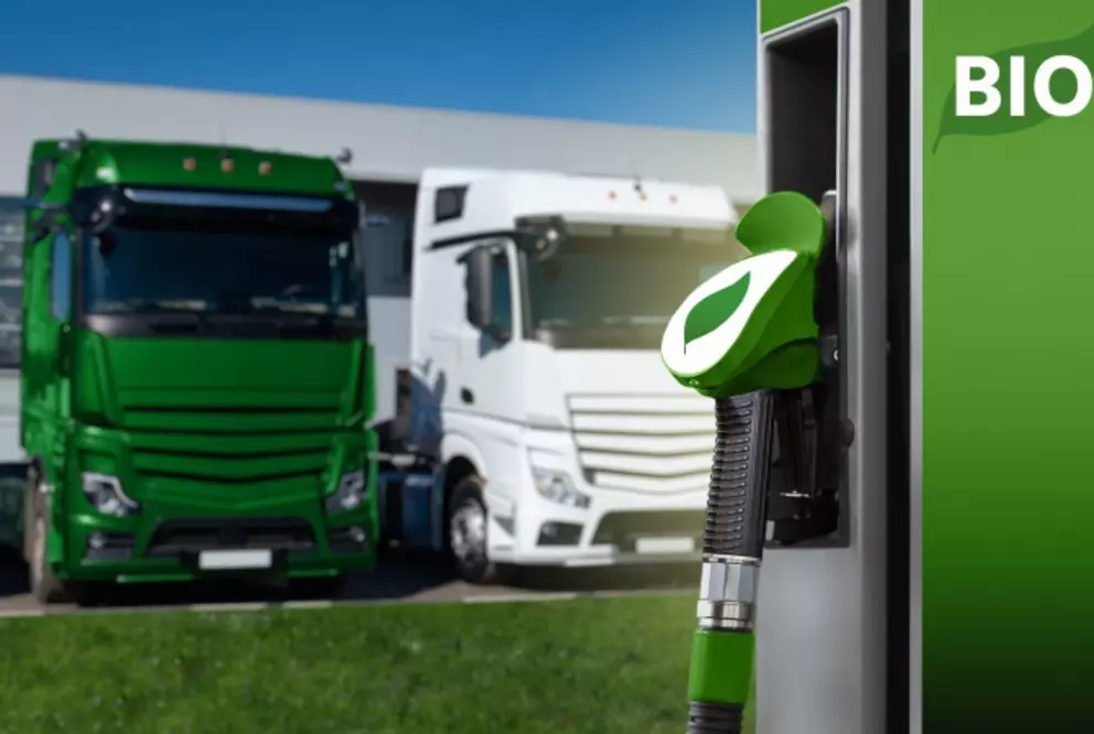 Zapfpistole für Biokraftstoff vor Lastkraftwagen, zur Förderung eines nachhaltigen Transports.